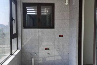 生活阳台砖上墙；阳台墙上贴砖