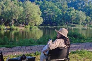 女人悠闲生活图片；女生悠闲地图片