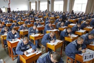 监狱里面的生活是怎么样的；监狱里日常生活是怎么样