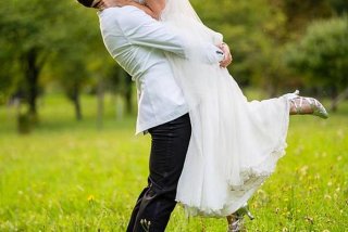 夫妻之间亲吻拥抱戏视频、真人演示接吻的视频