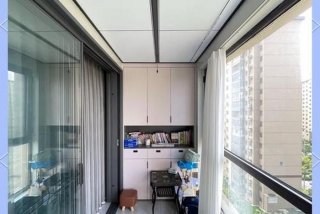 生活阳台吊顶太矮晾衣服怎么办；阳台吊顶太低了,挨上窗户框了,怎么安装窗帘呀