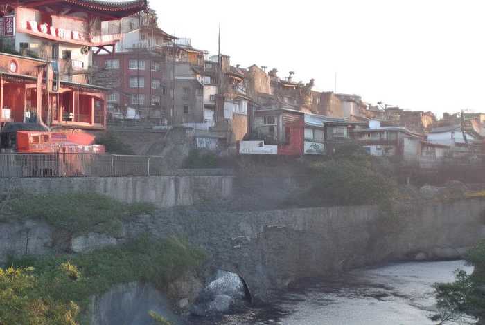 高中生活是怎么样的四字词语；高中生活是怎么样的四字词语呢