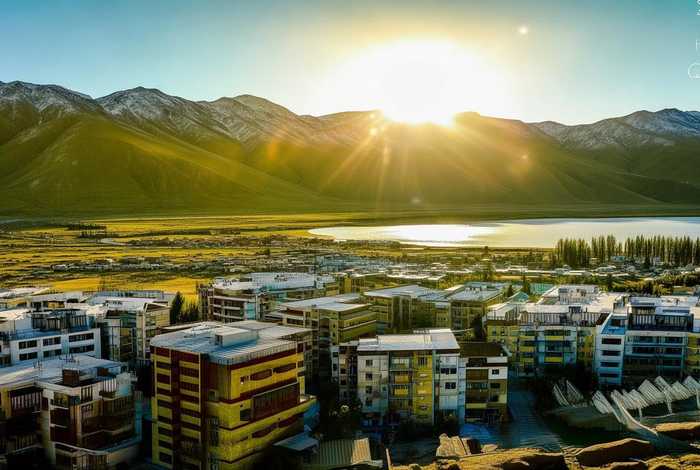 拉西瓦水电站生活区（拉西瓦水电站生活区经纬度）