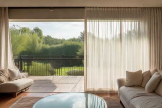 客厅带阳台要不要装窗帘；客厅阳台用不用装窗帘