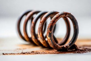 弹簧生锈（弹簧生锈了怎么除锈）