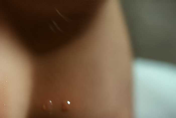 流出少量褐色分泌物，流出少量褐色分泌物小腹疼