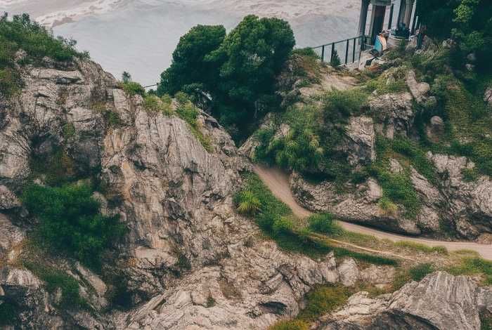 红楼梦红玉靠什么改变自己的生活，红楼梦的玉是谁变的