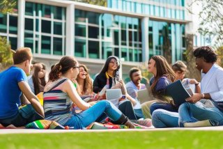 关于大学生活的英语作文100字、关于大学生活的英语作文100字带翻译