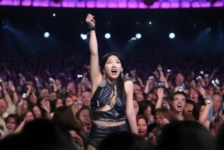 韩国女明星当众将内裤扔向观众席、韩国女明星当众将内裤扔向观众席的视频