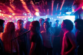 ktv的夜晚 - 夜晚ktv唱歌的说说