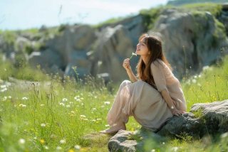 不管生活有多苦涩是什么意思；不管生活有多苦涩 我依然是快乐的意思