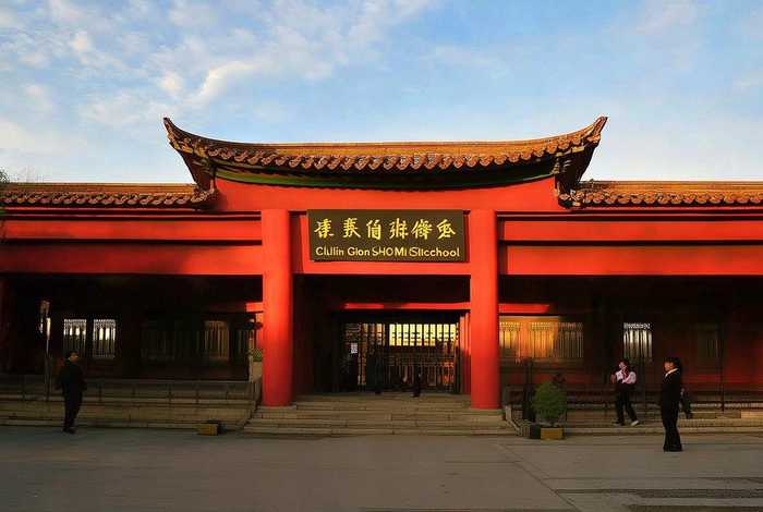 桂林国龙（桂林国龙中学是公立还是私立）