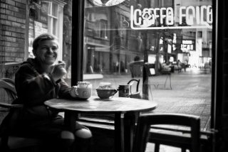 喝咖啡图片生活照街边，喝咖啡图片生活照真实