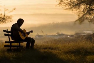 多想在平庸的生活拥抱你民谣；多想在平庸的生活拥抱你是民谣吗