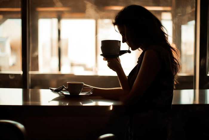 喝咖啡图片生活照女背影 喝咖啡的图片生活照背影
