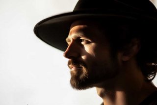 侧脸生活照男戴帽子（侧脸生活照男戴帽子好看吗）