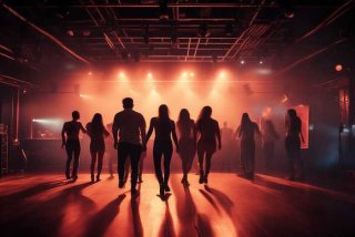 ktv夜生活灯光关了发朋友圈；ktv关灯跳舞