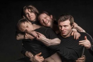 两男一女一起干一前一后；两男和一女叫什么