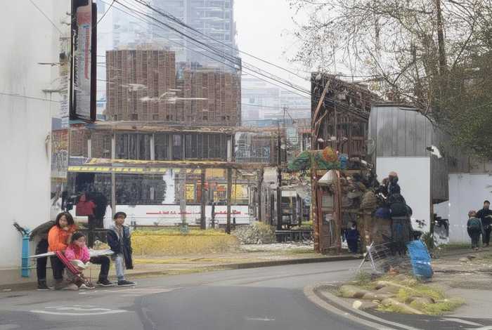 什么的田野填合适的词；什么的田野填上合适的词语,然后写出生动的句子