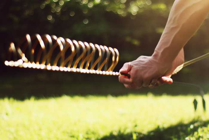 生活就像弹簧；生活就像弹簧,你弱它便强的意思