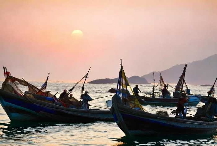 描写打鱼生活的句子 - 描写打鱼生活的句子有哪些