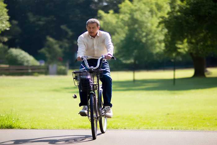 生活就像骑自行车要保持平衡（生活就像骑自行车,要想保持平衡）