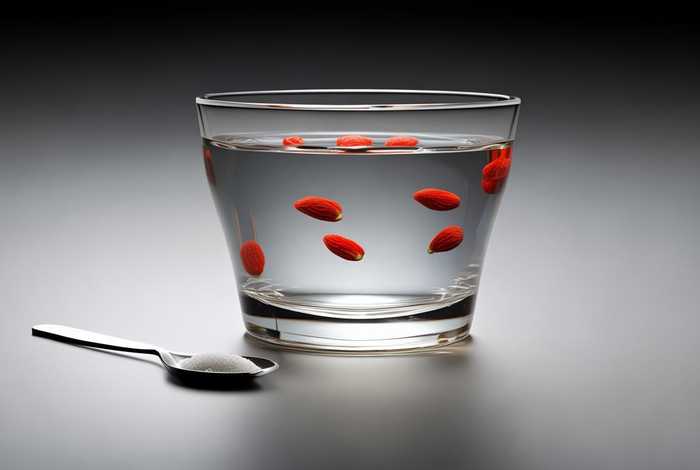 生活就是一杯白开水,偶尔泡点枸杞；生活就是一杯白开水只要加一点糖