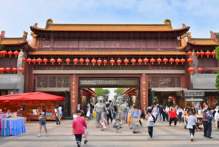 生活购物广场古城路店；附近生活购物广场