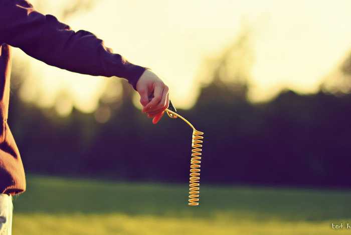 生活就像弹簧；生活就像弹簧,你弱它便强的意思