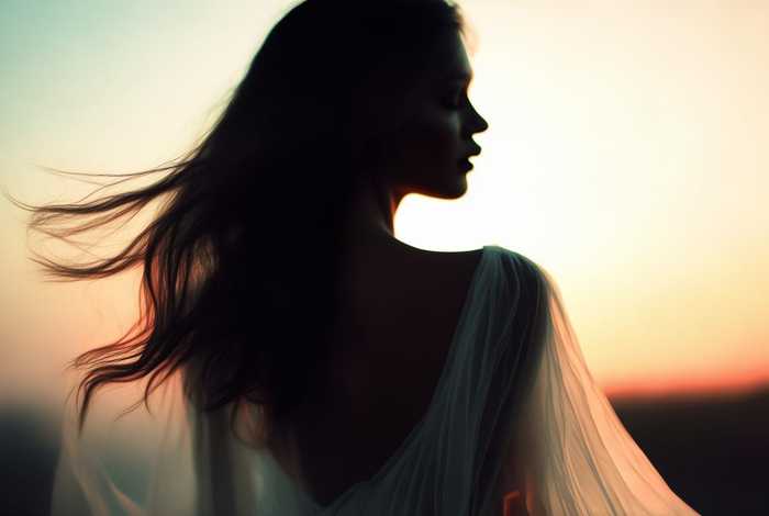 女生活照背影；女生活照背影图片