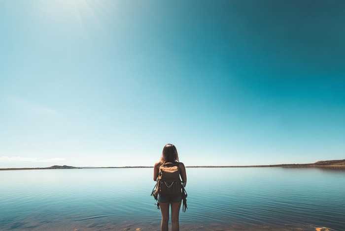 一个人去旅行正常吗，一个人去旅行正常吗现在