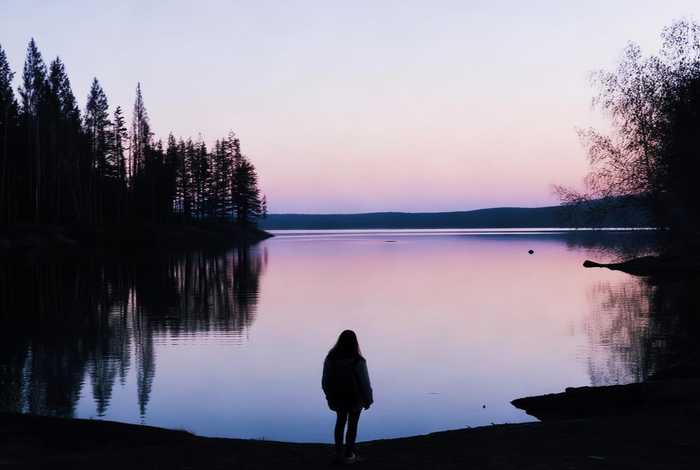 一个人去旅行伤感空间图片 一个人去旅行的图片文字