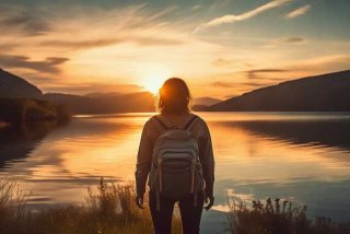 我一个人吃饭旅行到处走走停停也一个人看书写信自己对话谈心 我一个人吃饭旅行到处走走停停下一句