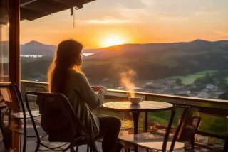我一个人吃饭旅行到处走走停停谁唱的（我一个人吃饭旅行到处走走停停原唱）
