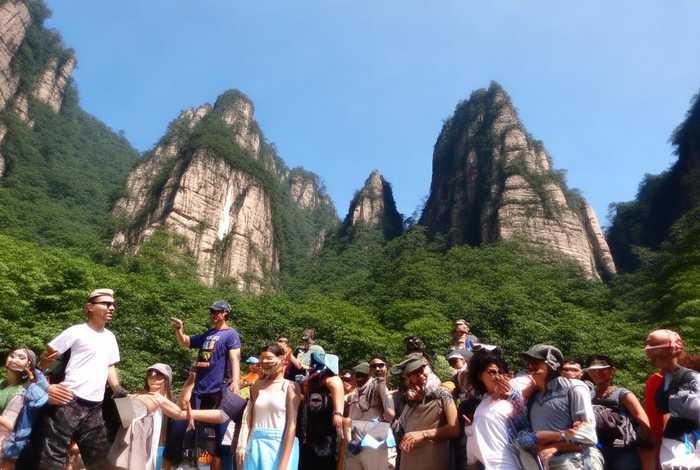 青年旅行社张家界纯玩旅游报价；张家界青年旅行社有限公司的导游名单