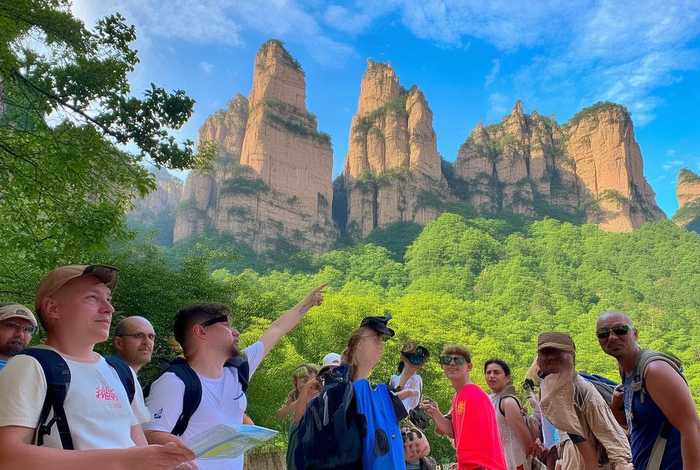 青年旅行社张家界纯玩旅游报价；张家界青年旅行社有限公司的导游名单