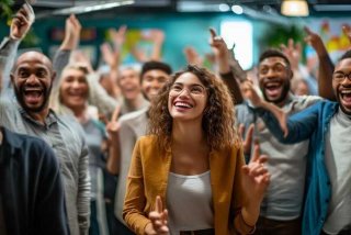 工作氛围积极向上团结奋进（工作氛围积极向上 团结奋进）