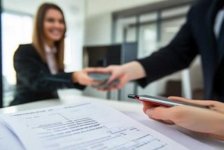 购买电子产品送客户和自用怎么入账 - 公司购买的电子产品怎么入账