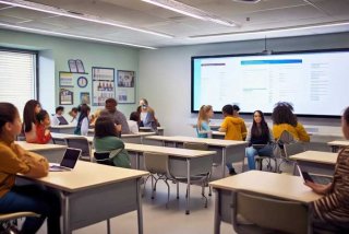 教室里有电子产品吗英语翻译、教室里有电子产品吗英语翻译怎么写