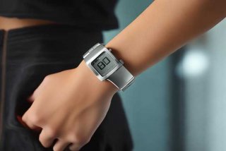 电子手表应该戴在哪只手上、电子手表应该戴在哪只手上呢