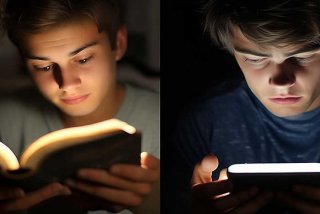 电子产品和书本哪个更伤眼睛？（电子产品和书本哪个更伤眼睛）