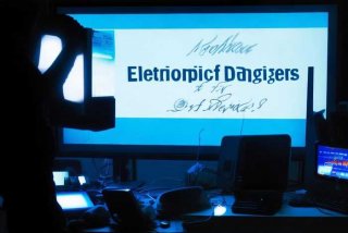 电子产品对人的危害新闻报道、电子产品对人的危害新闻报道题目