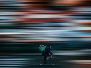 谁都不容易的生活说说；谁都不容易的生活说说贴吧