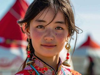 主要生活在牧区的少数民族（少数民族中主要生活在我国四大牧区的是）