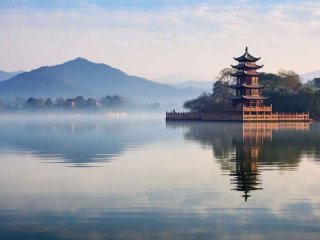 定居丽江怎么生活；在丽江定居靠什么生活