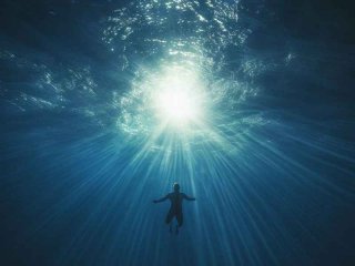 梦见自己在水里生活，梦见自己在水里生活很开心