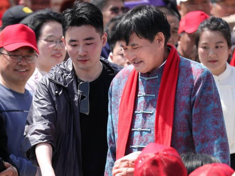 大衣哥身边的人 - 大衣哥身边的人叫什么