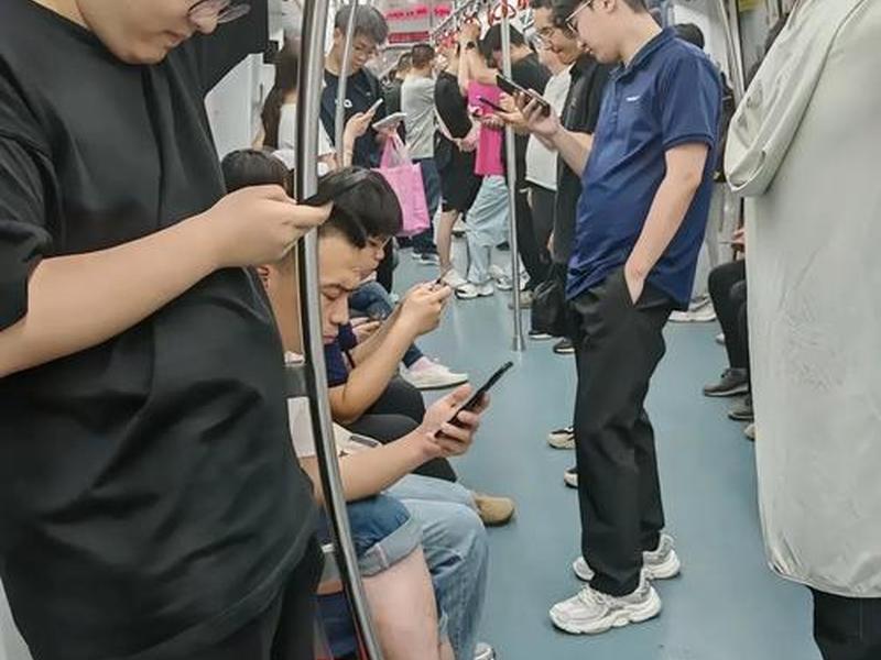 低头族是如何影响人际关系的 低头族是如何影响人际关系的呢 低头族是如何影响人际关系的 低头族是如何影响人际关系的呢