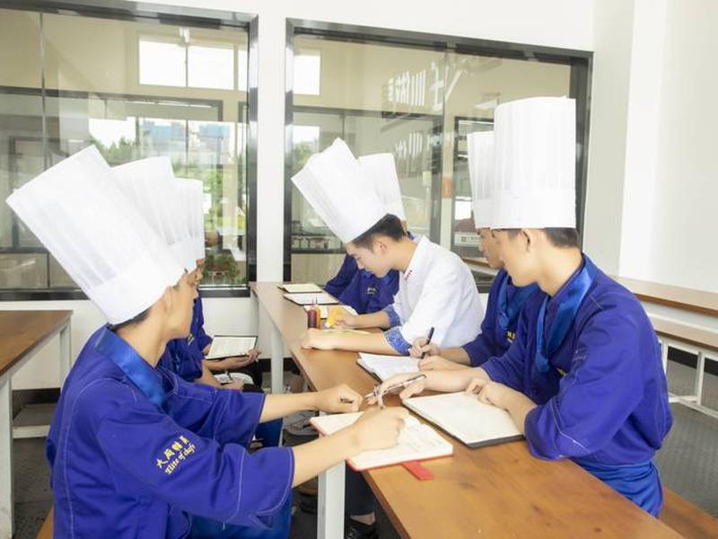 厨师跟人们的关系是什么、厨师跟人们的关系是什么样的