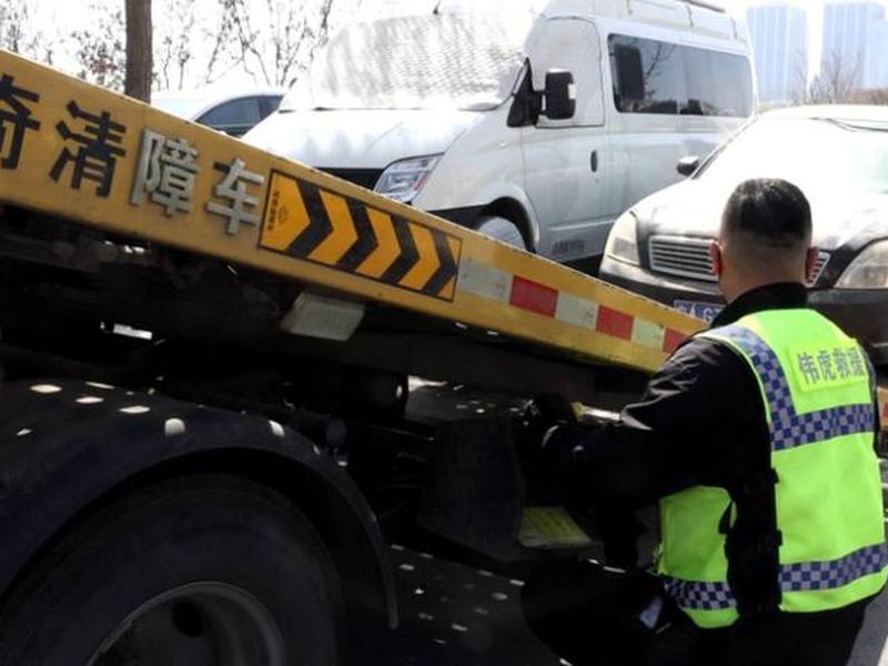 公交司机忍病痛停车 公交车司机发病及时停车 公交司机忍病痛停车 公交车司机发病及时停车
